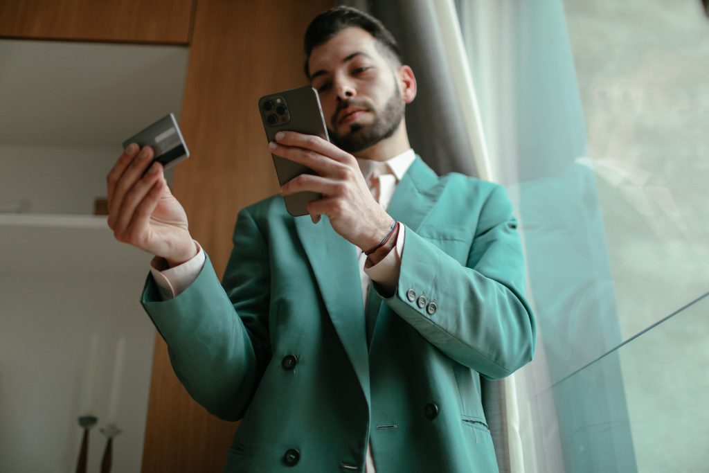 Moving to a Hybrid B2B & B2C E-Commerce Model 2 Hybrid E-commerce