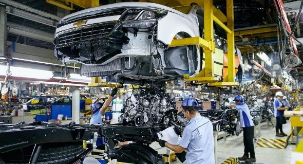 Industry 4.0 and the Benefits of Smart Manufacturing 12 Ford Motor Company Factory